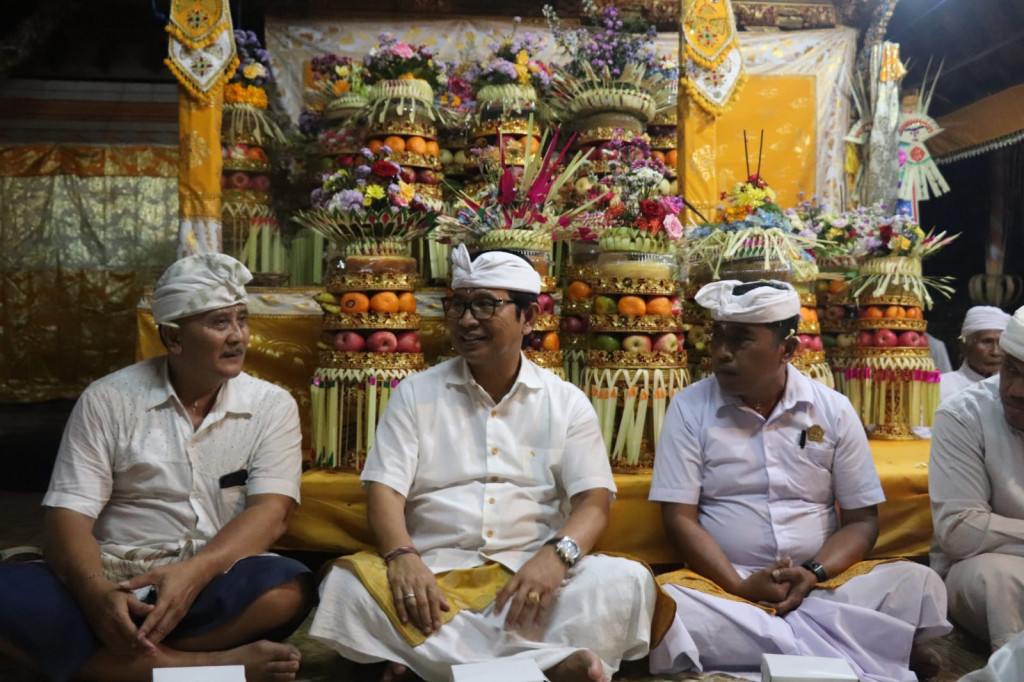 Piodalan Pura Dalem Desa Adat Ayunan, Sekda Adi Arnawa Sembahyang Bersama